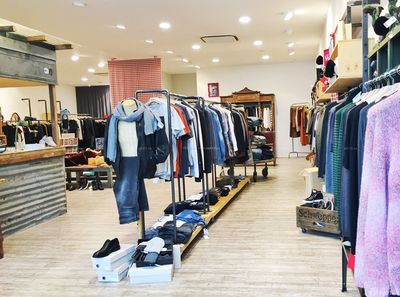 2016最新服装店浅色木地板装修效果图片